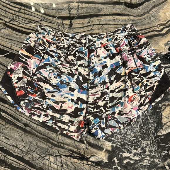 Lululemon hotty hot short 2.5’ - Picture 3 of 4